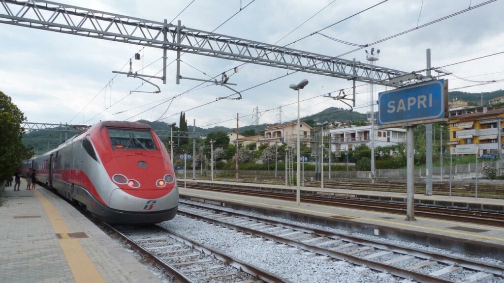 Risultati immagini per FRECCIAROSSA A SAPRI