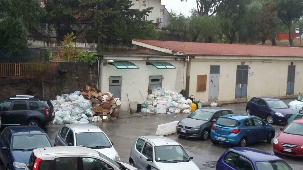 Risultati immagini per ospedale sapri rifiuti