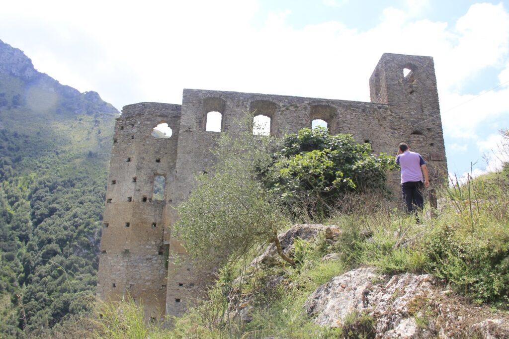 Risultati immagini per castello medievale di centola