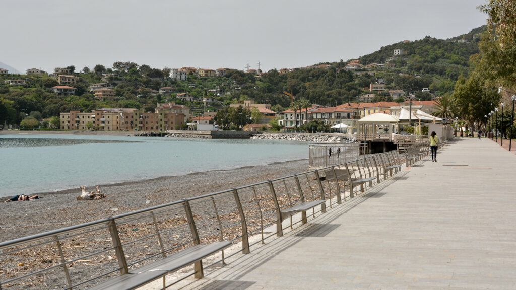 Risultati immagini per spiaggia lungomare sapri