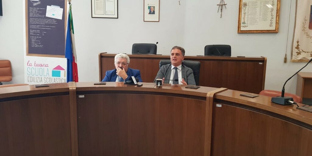 Risultati immagini per sala conferenza stampa con castiello