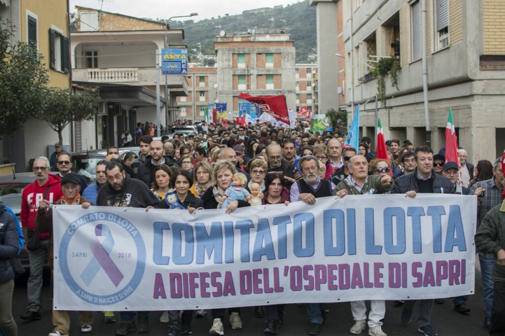 Risultati immagini per sapri protesta ospedale