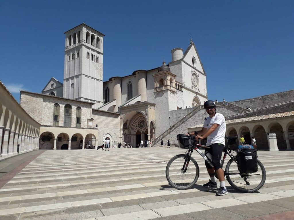 In bici per battere il tumore, la pedalata fa tappa ad Assisi