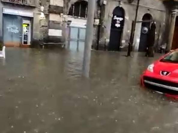 Maltempo, bomba d'acqua su Napoli e provincia. Frane e allagamenti in tutta  la Campania - CorrieredelMezzogiorno.it