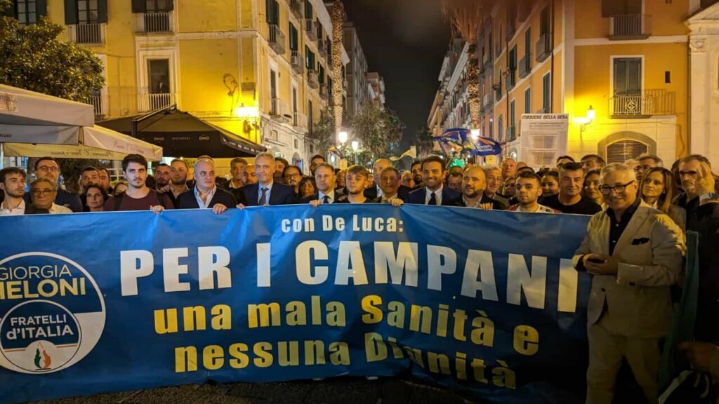 Con De Luca malasanità e nessuna dignità", corteo di FdI lungo il Corso di Salerno