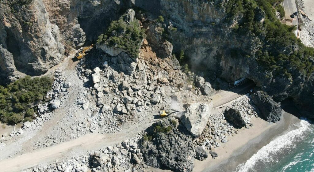 Mingardo: lavori fermi, si ipotizza un'inchiesta per disastro ambientale alla falesia di Camerota