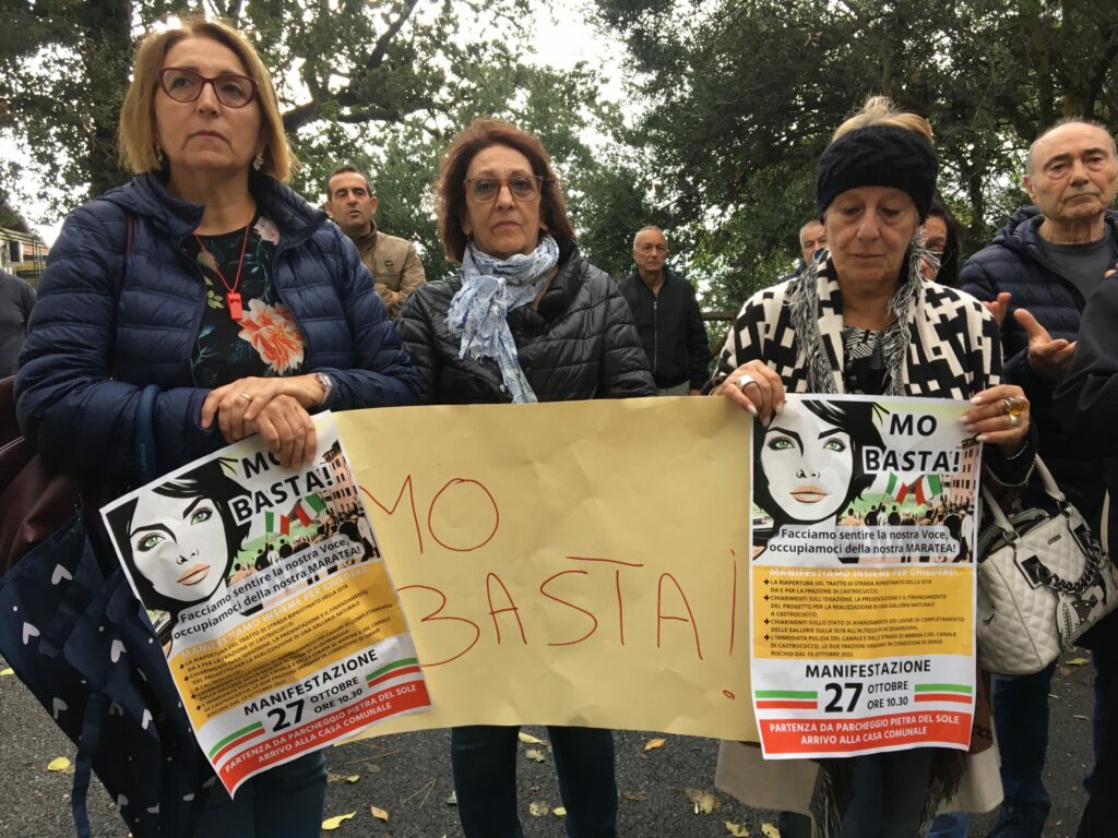 A MARATEA "MO BASTA" CITTADINI IN PIAZZA